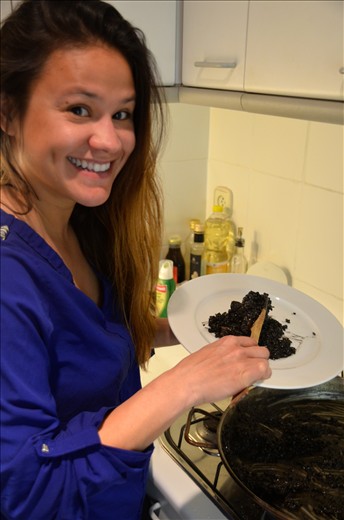 Mayra and her happiness while serving the black rice