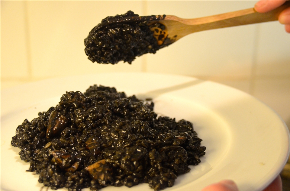 Texture and color: serving the black rice