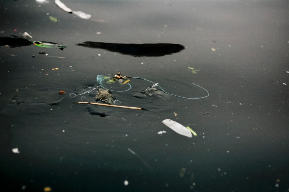 Inorganic waste and animal carcasses bobbing on the surface of the murky waters is a very common sight. Raw sewage, untreated industrial waste, food waste, medical waste, polythene bags, oil spill, the dying Buriganga has it all.