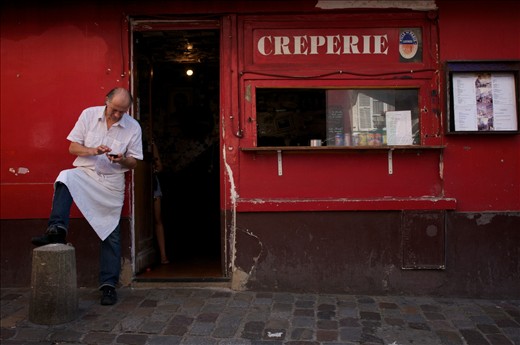 The red colour of the buffet is perfect. The waiter outside makes the spirit.
