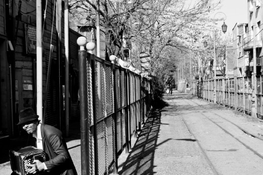 José lights up the streets, he plays for himself but mostly for the turists. He does not live here, but it’s like he belongs to Boca – he arrives in these streets in the morning, very early, he watches the district waking up, and in the evening he leaves it only for few hours. This is his corner, between the square and the inns where he leaves a story at the end of the day, while sharing a glass of wine offered with pleasure by the ones who have enjoyed his music, the whole day. He lives a life in between-not really belonging to Boca, but neither to the distant city of Buenos Aires.