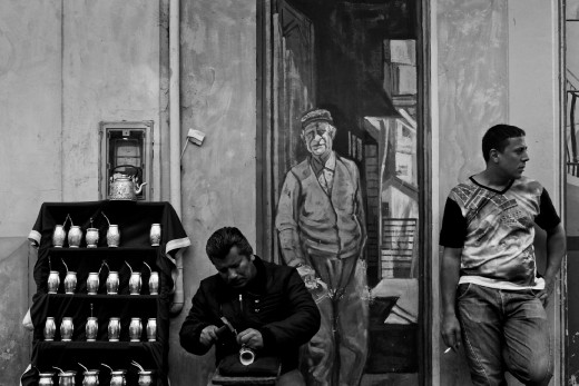 Pablo, friend of Rosa, was born in la Boca, grew up in there and very rarely left it. Busy with continuing his father's work drawing his Boca on mate's that the tourists in the night would have taken to their hotels kilometers away from there, he watches his days go by, all of them similar to each other - the engravings on the shining mate's with no schedules nor end, the smoke, and the life-telling stories with his friends of the harbor. 