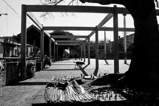The square in the end of Caminito is a sparkling of colors and activities - young people weave necklaces, men knead leather and share a good mate, artists show their works and students laugh in the sun. With the time all of them leave that place, and the geometry of the square accompanies the quiet of the silence.