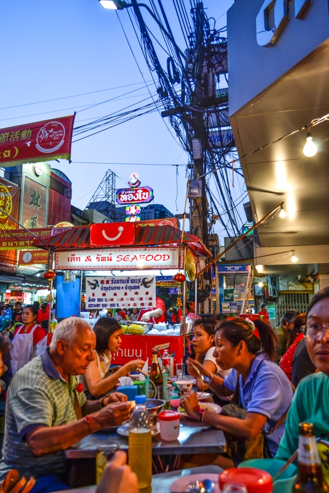 A typical streetside Thai restaurant. 