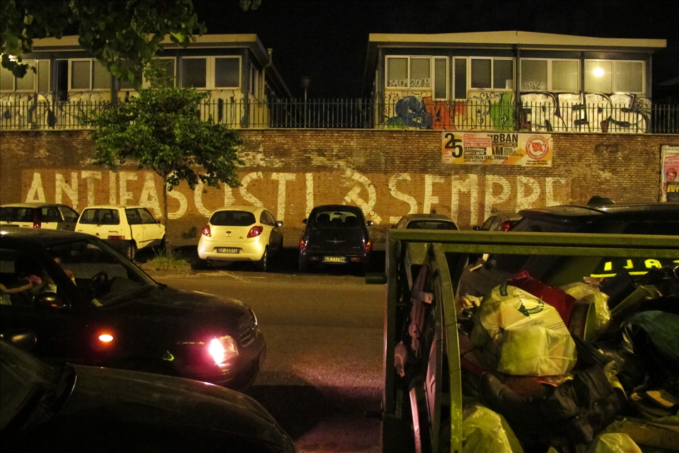 To wake up, you just need a simple graffiti and a garbage truck coming at 7 am.