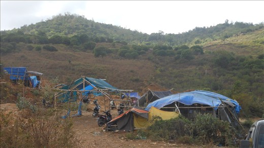 Gold diggers at Are Goling