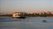 When the large cruise ships are waiting at the Aswan Dam, small boats are drawing closer trying to sell some merchandise to the passengers.: by mermaid, Views[596]