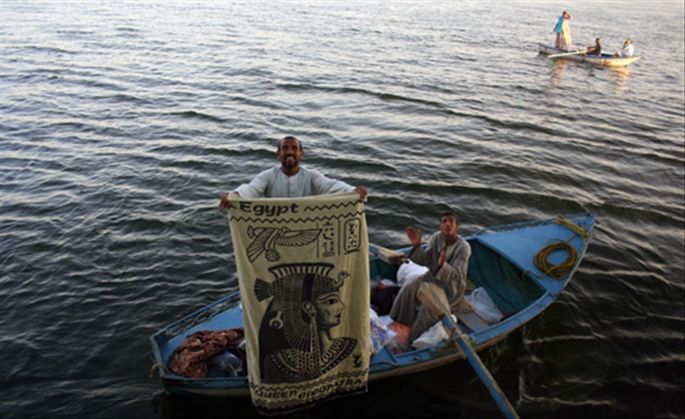 Egyptian Cotton Towels, cashmere scarfs and galabias in different colours are in the selection of the moving small bazaars.
