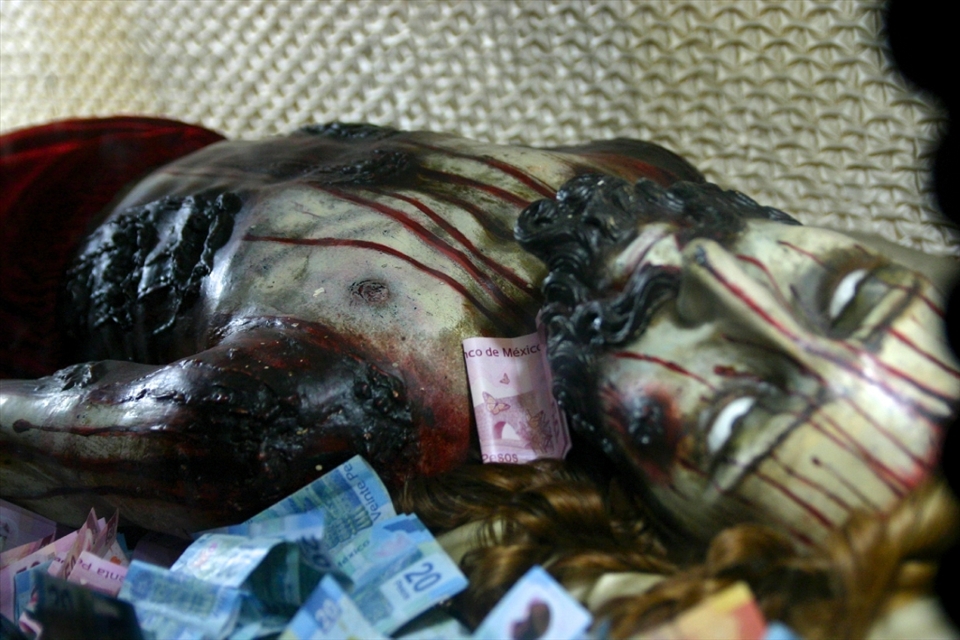 The Mexico City Metropolitan Cathedral is the oldest and largest Cathedral in the Americas. During the Spanish conquest of the Aztec Empire, the conquistadors frequently build their chapels of over Aztec ruins.