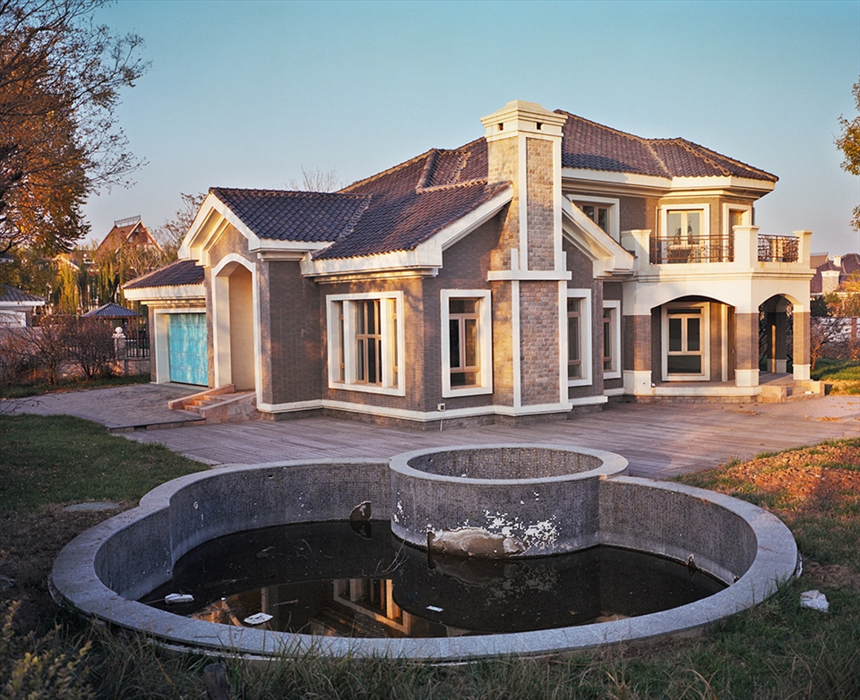 One of the thousands of newly built luxury villas left deserted in Jing Jin. Although these houses were built only a few years ago, poor quality materials and construction have left them weathered and dilapidated. 