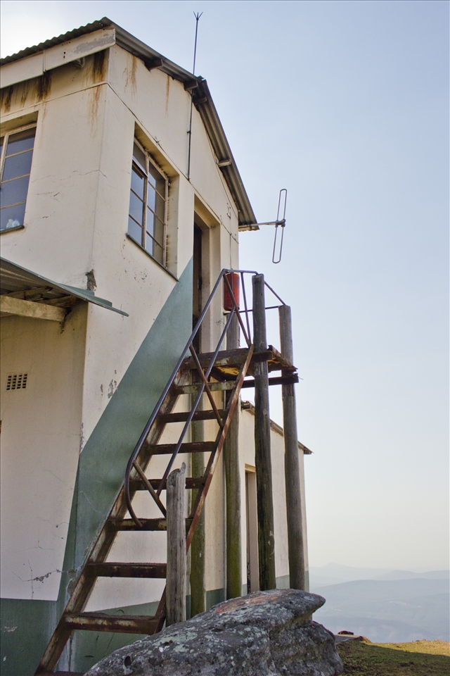 The fire lookout post of the old mining town Kaapschehoop has a view which stretches over the entire Barberton Valley in the Mpumalanga province, South Africa. The tower also provides shelter for the fire watchman, whose vigilant gaze is especially crucial during the dry winter season.