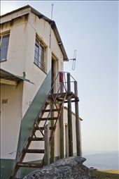 The fire lookout post of the old mining town Kaapschehoop has a view which stretches over the entire Barberton Valley in the Mpumalanga province, South Africa. The tower also provides shelter for the fire watchman, whose vigilant gaze is especially crucial during the dry winter season.: by miatjie, Views[553]
