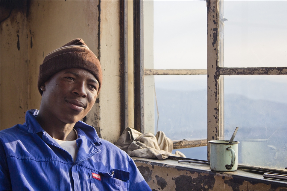 Since the beginning of 2012, 22-year-old Nelson Matsewjwa has been a fire watchman at the Kaapschehoop lookout post in Mpumalanga, South Africa. Matsewjwa, who originally comes from Swaziland, had to leave high school early due to his family’s financial situation. He moved to South Africa to work and save money, with the intention to return to his country and complete his education. 
