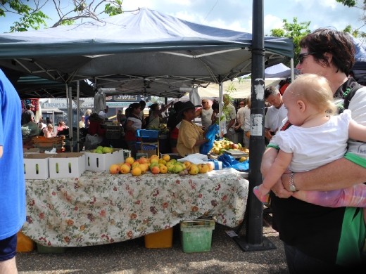 mmmmh mangoes. havent bought any yet tho. i shall practice patience and wait until i can pick my own. Parap Market, Saturday 28th Sept