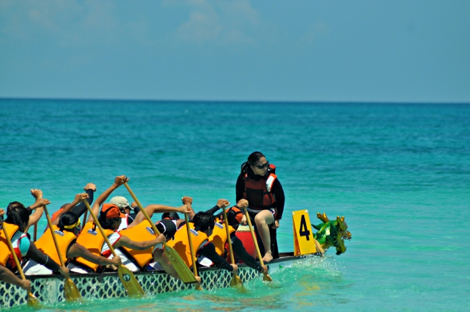 My Russian friend Olya became part of the Bugsay (Paddle) Dragon Boat team in Boracay and asked me to come and take photos. There weren't a lot places to take photos in the shade so I probably got more of a tan than she did. The good news: her team placed second overall and earned a spot in the Malaysian Dragon Boat race. 