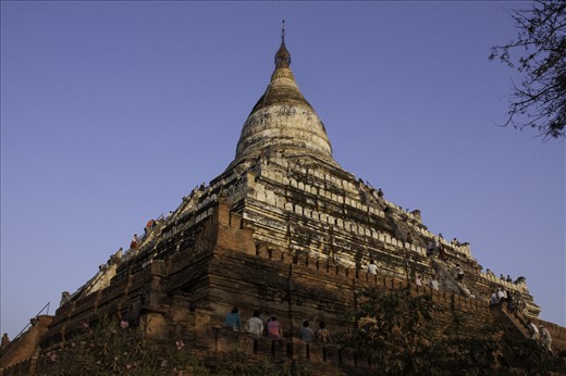 Beginning of gathering at Shwe Sandaw Pagoda, sunset watching, Bagan, 