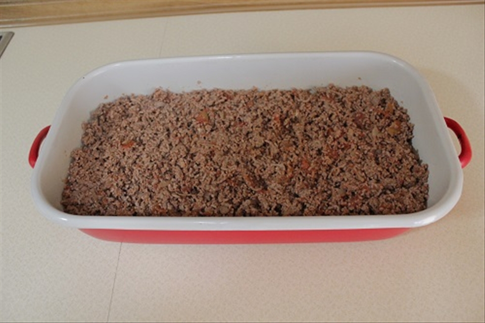 Cover 1 layer of sliced potatoes with mincemeat