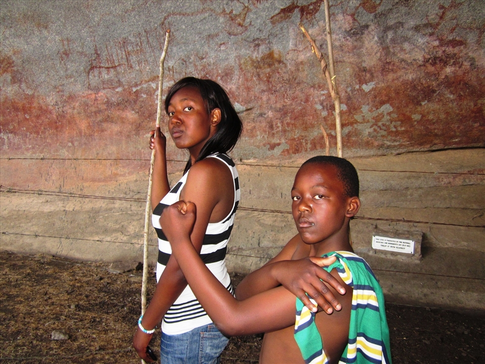 Domboshava Caves, meeting the San people through paintings