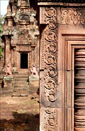 Whilst roaming around the temple with the little follower I learned that the temple was finely crafted by women. : by mina89, Views[484]