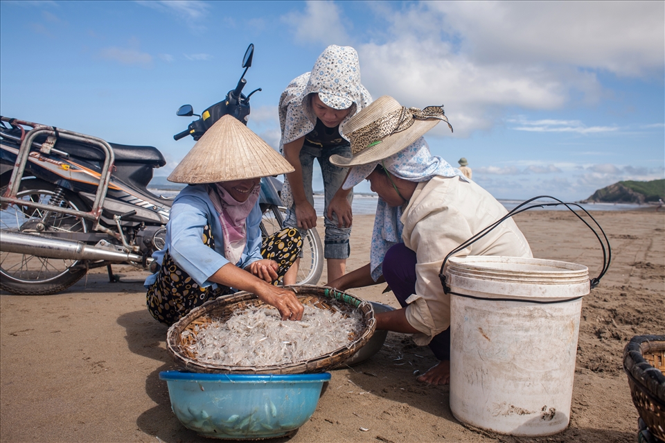 And they look so happy while selling .