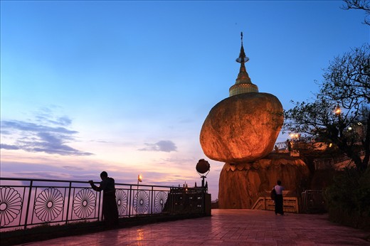 Kyeik Hti Yoe (Golden Rock Pagoda)
