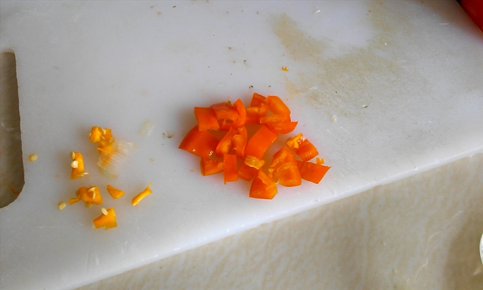 How to cut the ají: only the pieces on the right are used