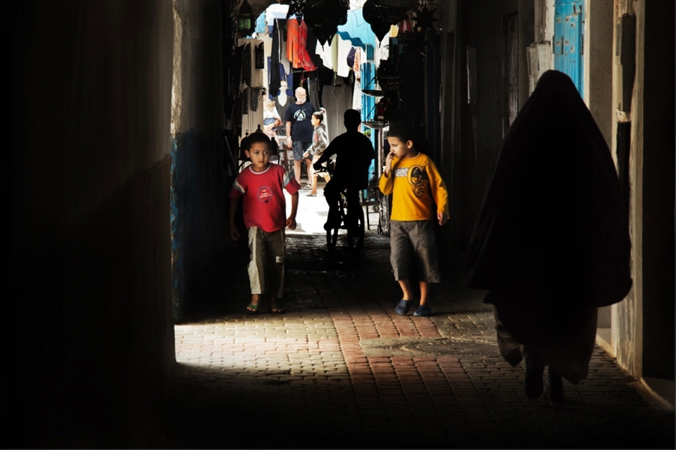 Quotidian scene inside the Kasbah. Kids play, women go to the souk (when the Kasbah is not a souk itself) and tourists capture their treasures.