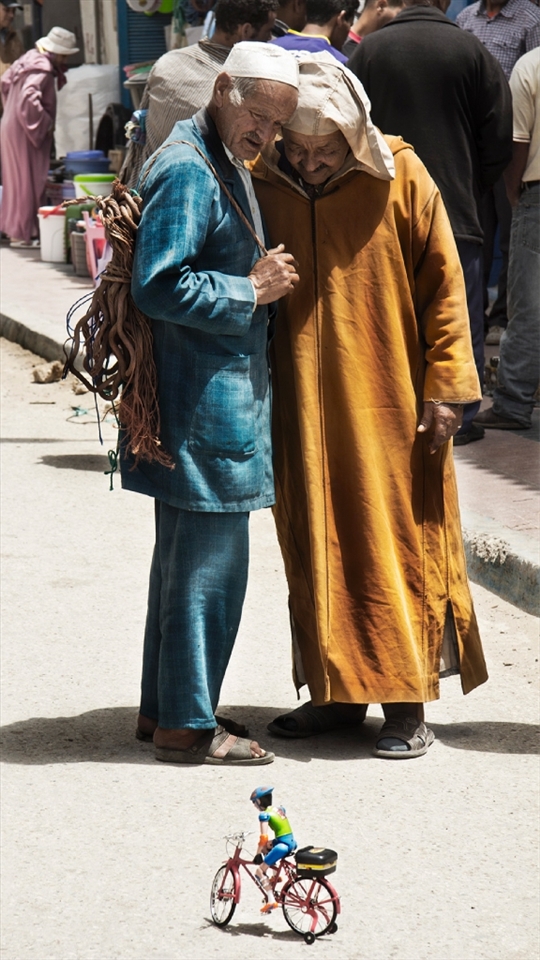 Youssef and Hasan are delighted with the self-moving toy, far from understanding the reason or the nature of it. Their childhood was far from toys as well.