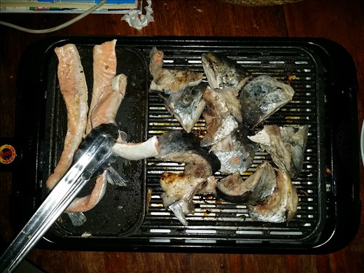 The special twist to this version of Sinigang: Grilled salmon head and belly