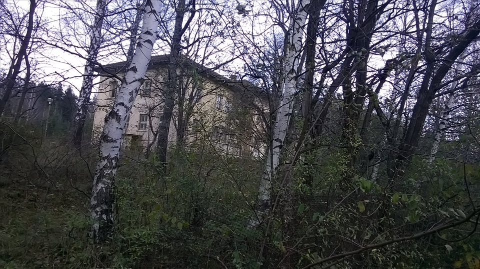 The dream of every student in the '80s - another ghost building in the region now