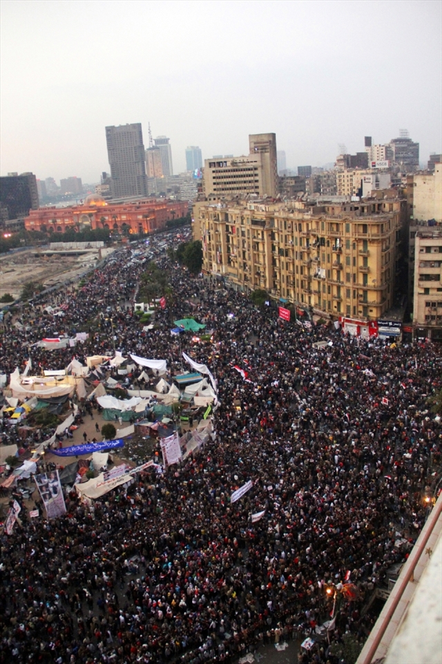 It’s Friday, 25th of November 2011, the day where true Egyptians whom didn’t leave Tahrir Square standing still facing the new political Dictatorship being born. It was the last day of clashes with the police in Mohamed Mahmoud Street connected directly to the square. Was one of the deadliest clashes happened since the beginning of the revolution. Religious political parties did not appear in this period in the streets, they were busy preparing for the parliament elections, Funny right?