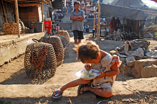 The village houses Belandingan atmosphere is still very traditional. Their home ground is paved, the walls of the house is just made of woven bamboo and wood. When night came home enough to withstand the cold, because the location of their village in the highlands. The traditional house, chicken - chicken option to fight, the temple worship and the condition of children - children who are dirty is a common sight here. Shown in the image of a child being eaten by sitting on the ground.

