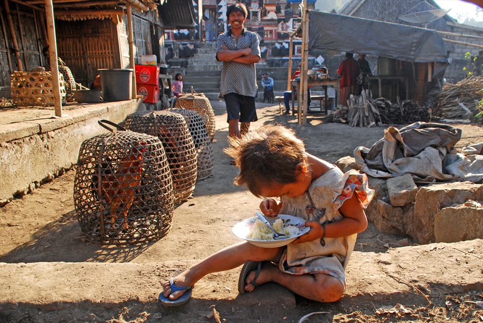 The village houses Belandingan atmosphere is still very traditional. Their home ground is paved, the walls of the house is just made of woven bamboo and wood. When night came home enough to withstand the cold, because the location of their village in the highlands. The traditional house, chicken - chicken option to fight, the temple worship and the condition of children - children who are dirty is a common sight here. Shown in the image of a child being eaten by sitting on the ground.

