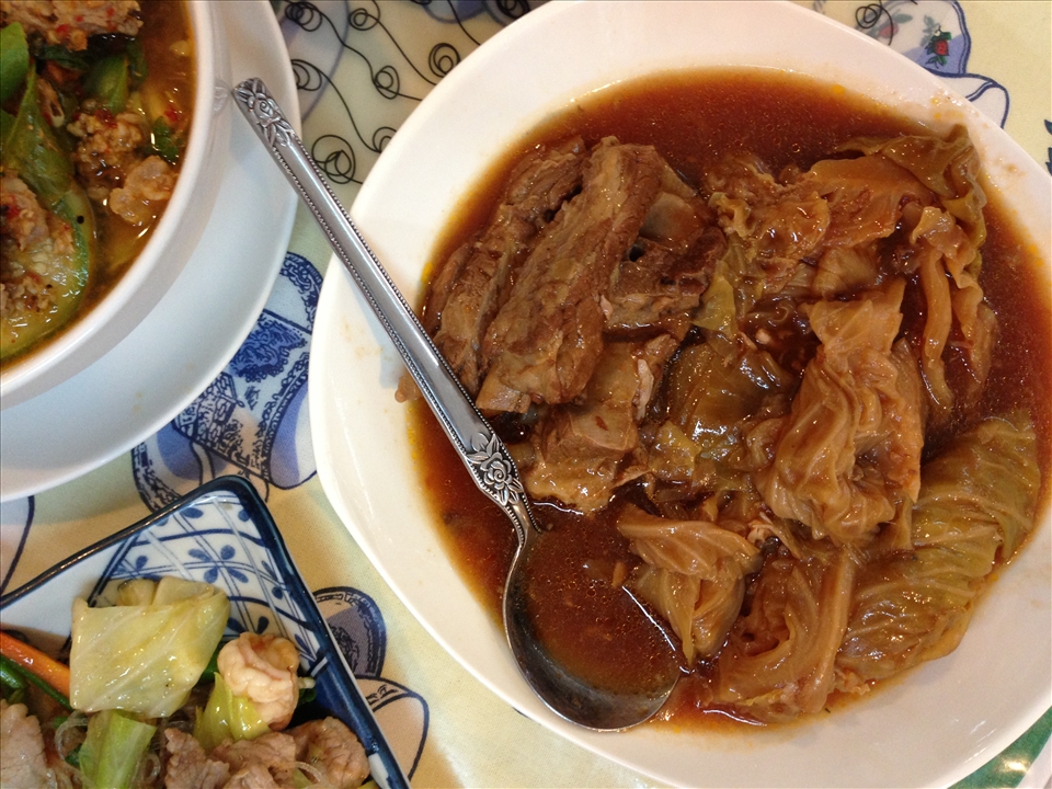 หมูตุ๋นน้ำแดง or ‘Pork stew in red sauce’ served at the original restaurant