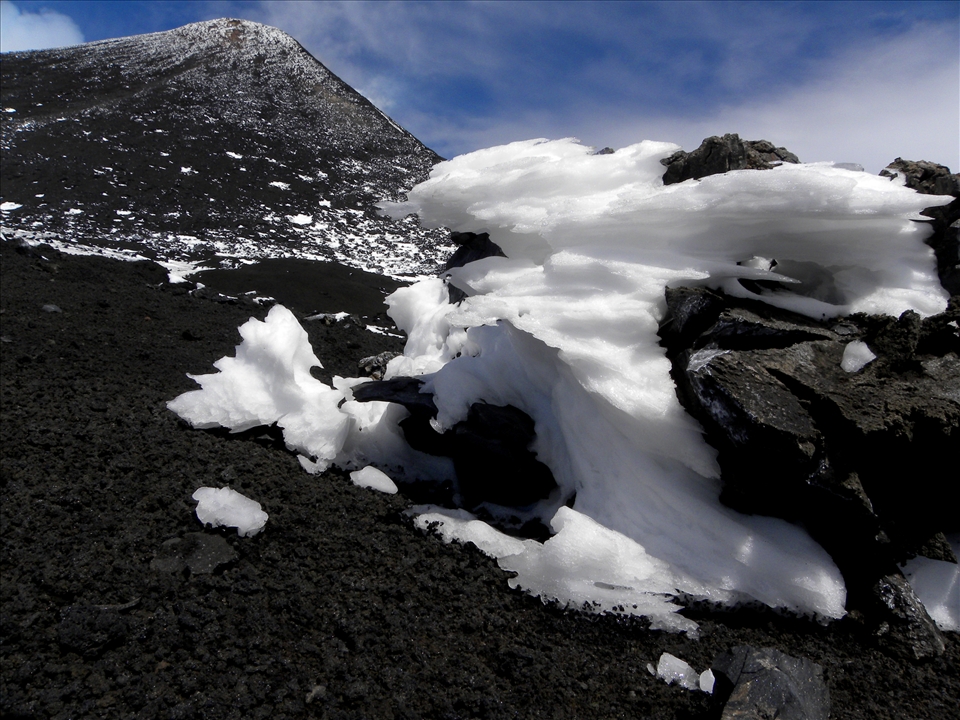 The sons of the ice and the fire: A thin layer of little stones covers the slopes of the higher crater. Only rarely you can find big stones surrounded by a small pit, where the snow and the wind have invented forms 