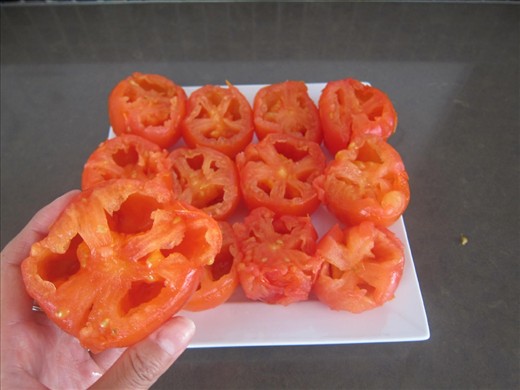 Cut off the tomato tops and remove the grains with your hands.