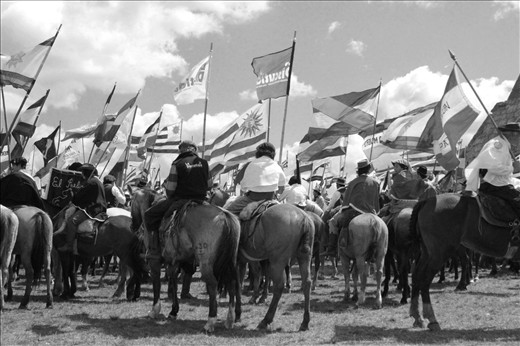 Hero's flags and uruguayan flags are everywhere on the top of the hill. We are all waiting for the national anthem to start.