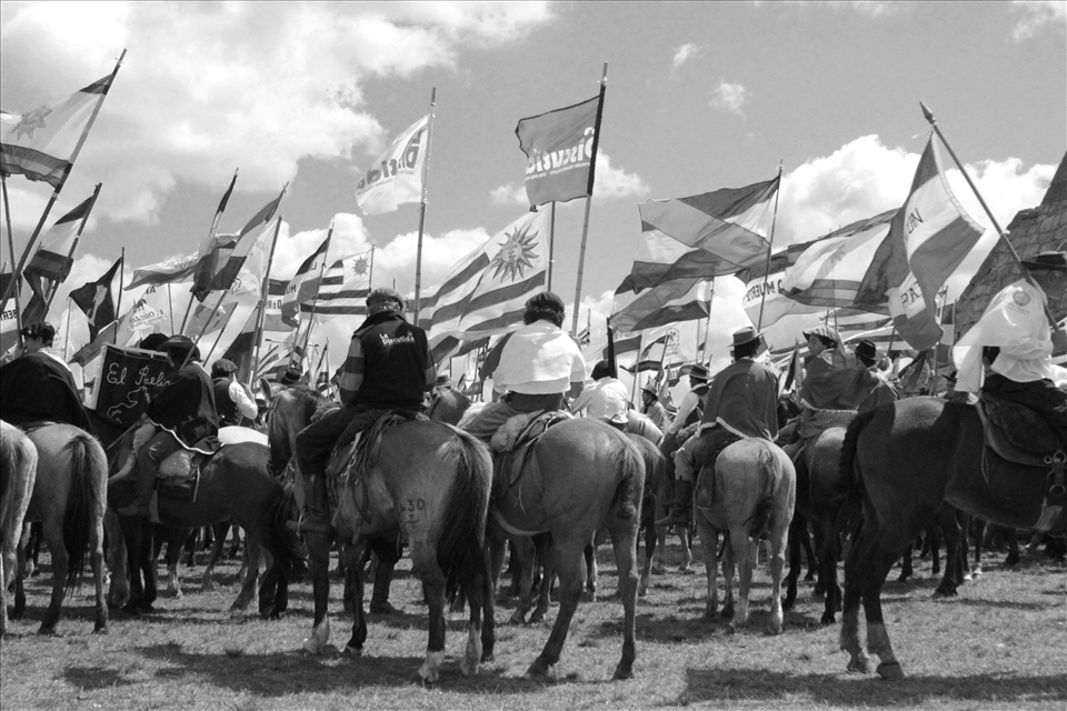 Hero's flags and uruguayan flags are everywhere on the top of the hill. We are all waiting for the national anthem to start.