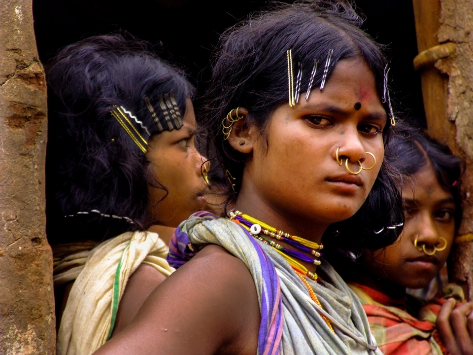 The Dongria are great admirers of aesthetic romanticism. Women and girls use heavy ornamentation, including wearing silver earrings along the entire rim of the ear. 