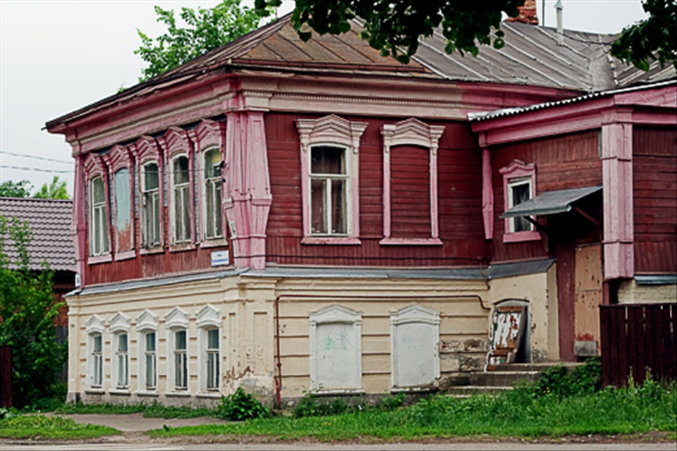 Just a house in one of the streets of Zaraysk, people still live there inside