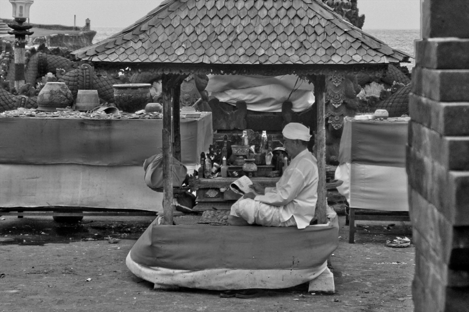 We wandered around there for ages taking pictures of the gardens and the monuments. I found his old gentleman sitting in a temple area looking very regal & like he was mediating so I endeavoured not to disturb but on closer inspection he was reading the newspaper. It looked so funny but I guess this was his home and despite all of us invading tourists this was his time to relax. The fact is this temple region in essence is a holy place for these deeply religious people but their lively hood depends on the thousands of tourists who flock to see them like an attraction. This is their lot in life and they share it with many on a daily basis.  