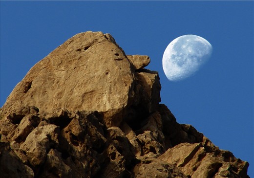 Mountain in to kiss the Moon