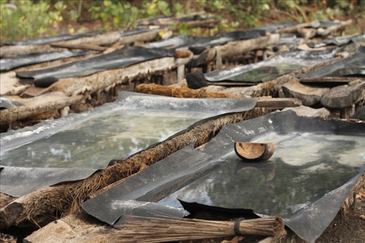 

Women leave their posts empty for a tea break. The coconut-tree-built stations belong to the nomadic salt villagers of Bali, who find a new home every two weeks in search of salt.
