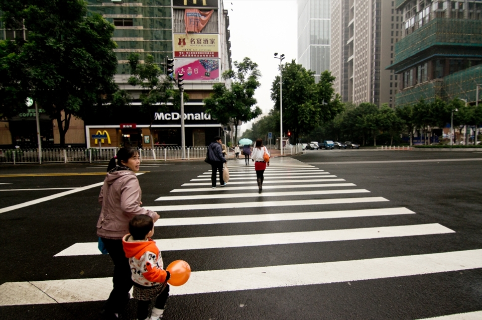 There is no country in the world which immune to daredevils. Although crossing through the red light with your child is not educative.