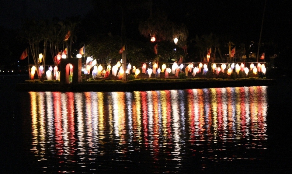 Lanterns and their reflections shimmering in lake water at Kandy, Sri lanka