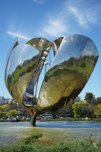 Floralis Generalis sculpture