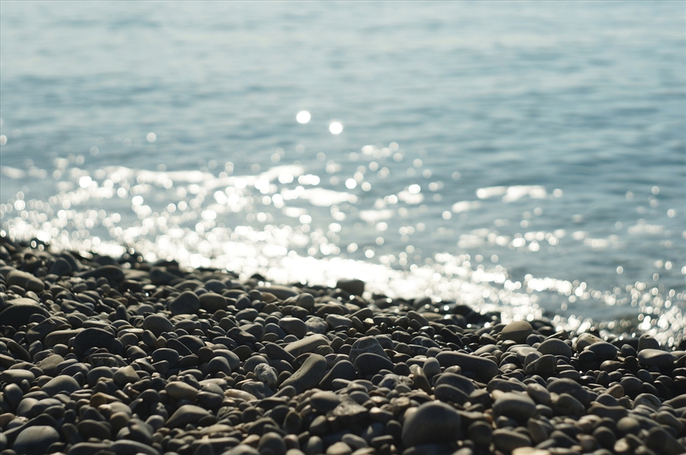 I flew to Nice, France one sunny day in late September. The town I live in Germany is surrounded by hills and forest so I haven’t seen the ocean for nearly a year. Needless to say my feeling when I can soak myself in that color of the sea, and smell the salty breeze fondling my hair. “Can you hear it, mom, that sound of the wave!”- I called my mom.  Then in a moment, the bright sunshine got reflected in the crystal clear water, making everything to sparkle. Just a few minutes after, the cloud came and covered the sun, left behind the bewitched me.