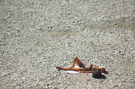 It was Monday so the beach was not very busy. The laid back and relaxing atmosphere was all over the air. Very French. Nice is so famous for its tricky pebble beaches, but it seemed not to be a problem with this girl. When I first saw her, I talked to myself “Nice, la Belle”.