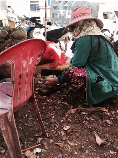 otra sra de otros cocos, no por el gorro vayan a pensar que es la misma