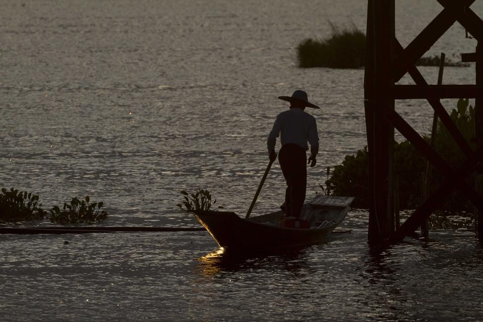 Fisherman at Inle Lake using the last light before going home